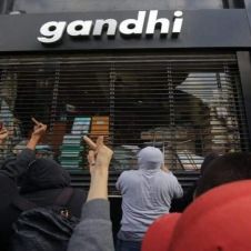 Durante marcha por los 43 queman librería bajo insignia Leer es para burgueses.jpg