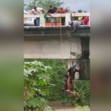 Rescatan a hombre atrapado tras el paso de Narda.jpg