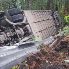 Atienden en el Parres a 3 lesionados por volcadura de autobús en Huitzilac.jpg