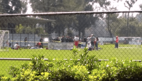 Balacean a futbolista en pleno partido.png