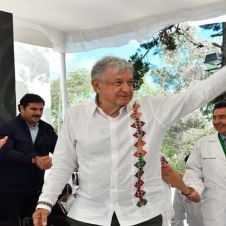 AMLO se topa con Raúl Salinas de Gortari y lo ignora por completo.jpg