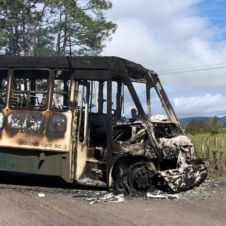 Grupos armados se enfrentan, robaron camión de transporte público y lo quemaron.jpg