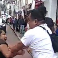 Mujer comerciante y su esposo son golpeados por inspectores.png