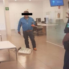 Armado con un macheta y una pistola, tomó como rehenes a clientes y empleados de banco.png