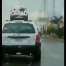 Padres son captados llevando a sus hijos en techo de automóvil.jpg