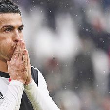 Cristiano  Ronaldo : jDeseó una pronta recuperación a su compañero Daniele Rugani y las personas que convalecen por el virus.