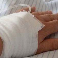 Mujer sufre derrame cerebral tras intentar 'tronarse' el cuello para relajarse.jpg