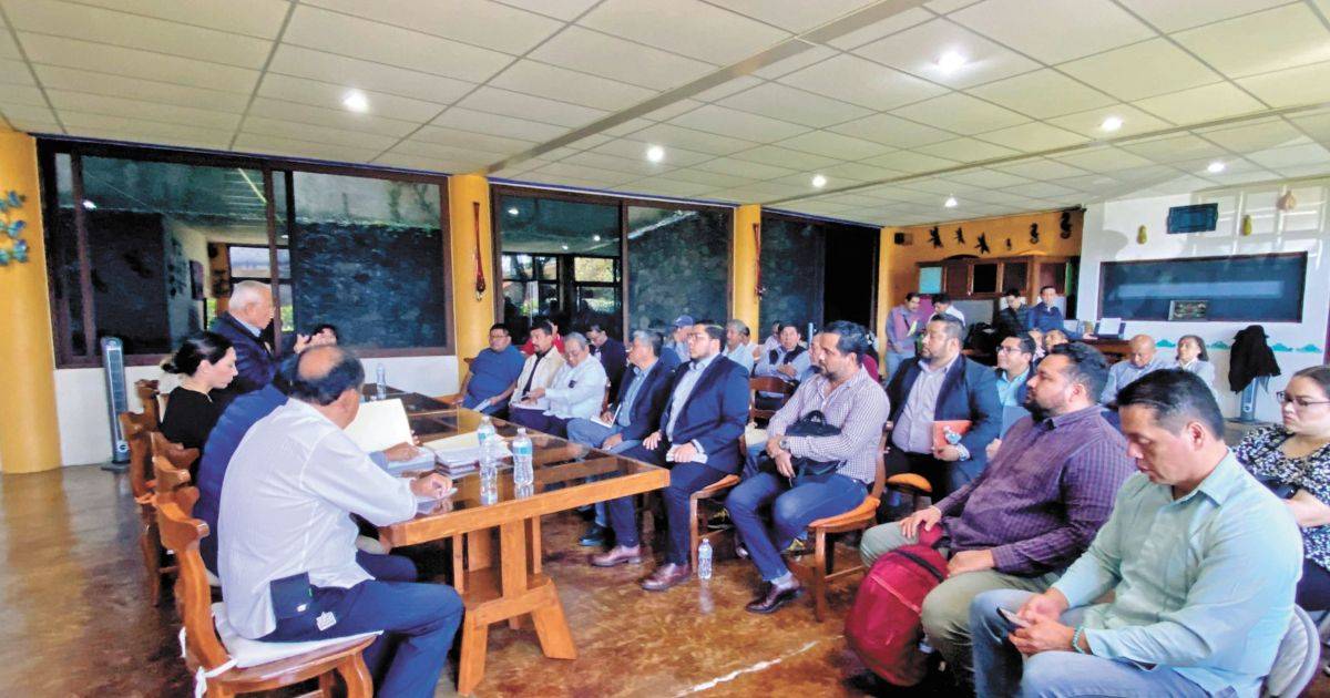 Acuerdan mesas de trabajo con vecinos de Tepoztlán