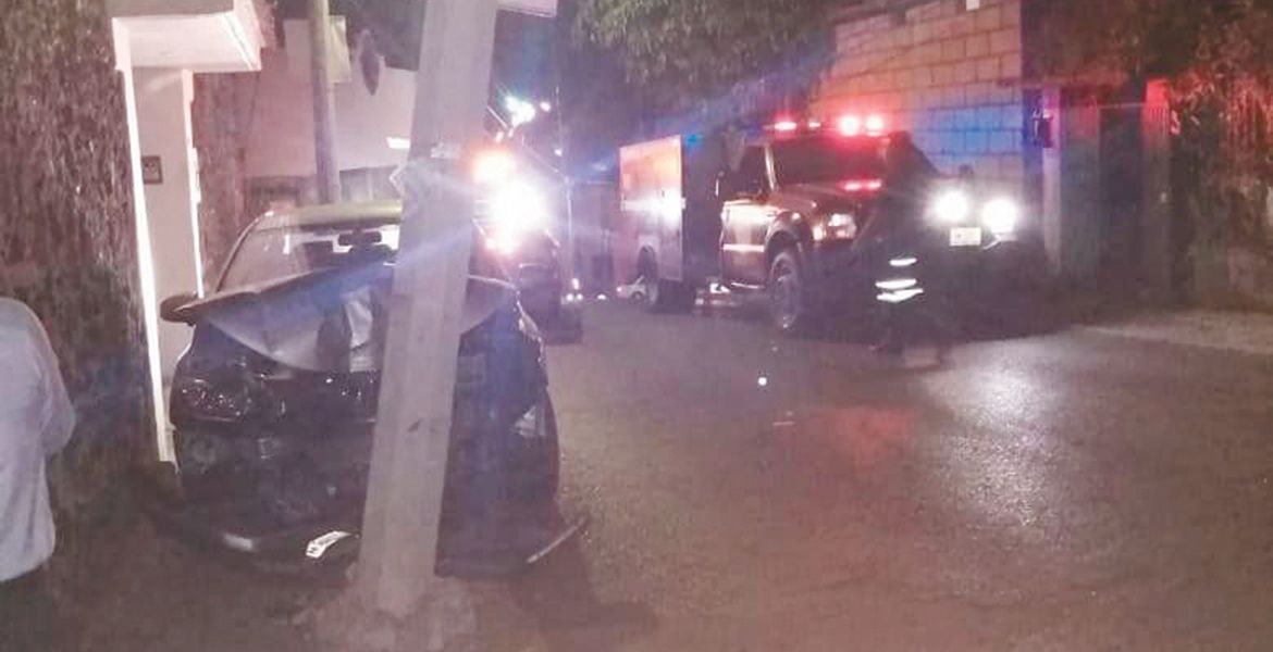 Abandonan un auto tras chocar contra poste en Cuernavaca