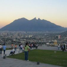 Inauguran en Monterrey torre para limpiar el aire.jpg
