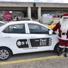Taxista se viste de Santa Claus y reparte juguetes.jpg
