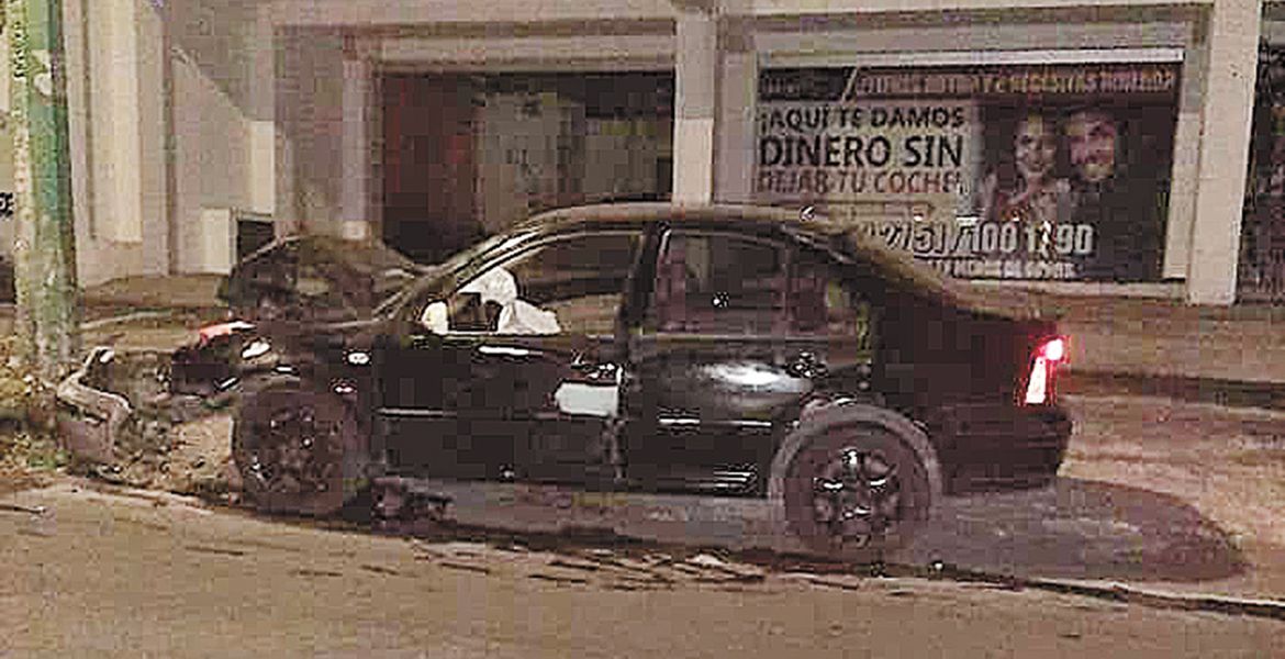 Destrozan y abandonan auto tras chocar contra poste