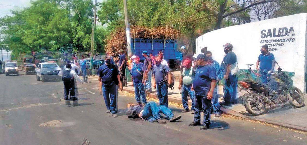 Se vuela el tope y choca a motociclista en Morelos