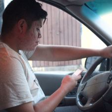 7 de cada 10 automovilistas usan el celular mientras conducen