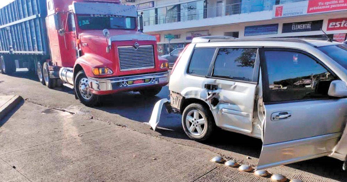 Saldo de tres lesionados deja choque entre tráiler y camioneta