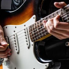 Persona tocando guitarra electrica.jpg