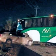 Muere conductor al chocar con autobús de pasajeros en Tlaltizapán