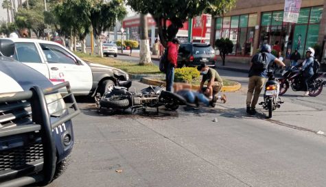 Motociclista choca contra un taxi en la colonia Manantiales
