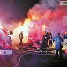 Cortocircuito incendia camioneta en la pista