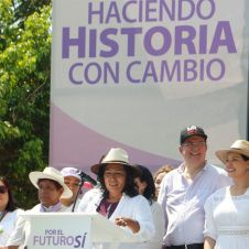 Marcelo-Ebrard-marcha-mujeres-130323.jpg