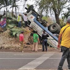 Se queda pipa sin frenos y vuelca