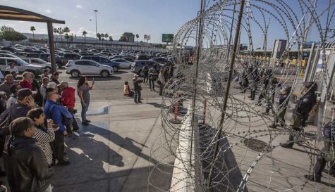 Por temor a ser contagiados por estadounidenses, mexicanos bloquean cruce fronterizo.jpg