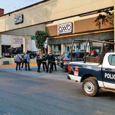 Mata pistolero a dos hombres en minisúper de Cuernavaca