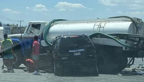 Muere prensado tras impactar camioneta contra pipa en Yecapixtla