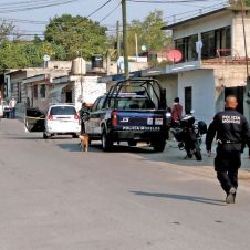 Lesionan a chofer 2 sujetos en moto en Puente de Ixtla