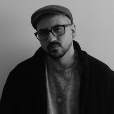 Uriel reyes presentador del podcast relatos de la noche