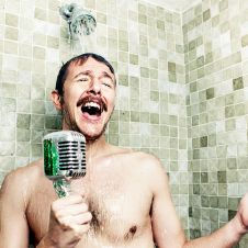 Una ducha con agua caliente activa los neurotransmisores de la dopamina.