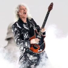Brian May guitarrista de queen