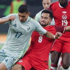 Futbolistas disputando un balón 