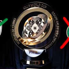 Trofeo junto a dos escudos de equipo de futbol