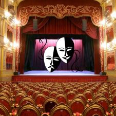 Un teatro vacío con máscaras en el medio