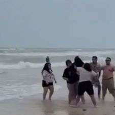 Familia peleandose en Isla Playa del Padre