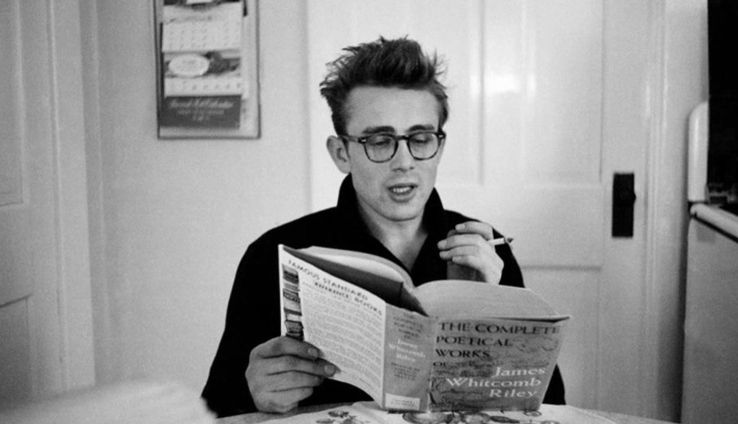 Un hombre que lee se ha convertido en un verdadero imán de atracción