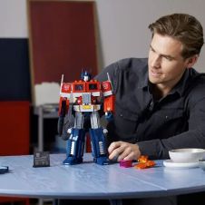 El término kidult (mezcla de kid + adult) describe a adultos que coleccionan figuras, visten playeras de Minions o decoran su casa con lámparas de Harry Potter