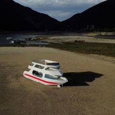 Barco en tierra por sequía
