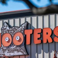 ¡Adiós a las alitas! Hooters se declara en quiebra por inflación