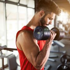 Si tu objetivo es que todos noten esos músculos, es fundamental comprender que aumentar masa muscular 
