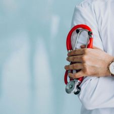 Doctor sosteniendo un estetoscopio