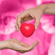 manos sosteniendo un corazón 