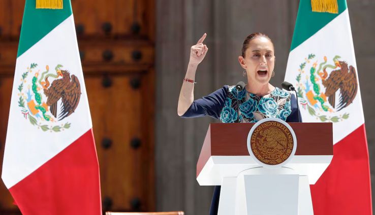 Sheinbaum dando un discurso
