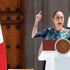 Sheinbaum dando un discurso