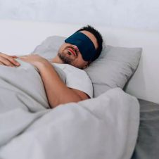 El sleepmaxxing se basa en la idea de estructurar de forma intencional la rutina previa a la hora de dormir