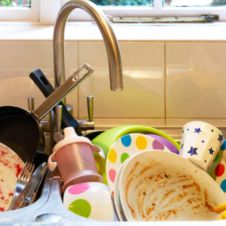 Lavar los trastes puede parecer una tarea simple, pero hacerlo en el orden correcto marca la diferencia 