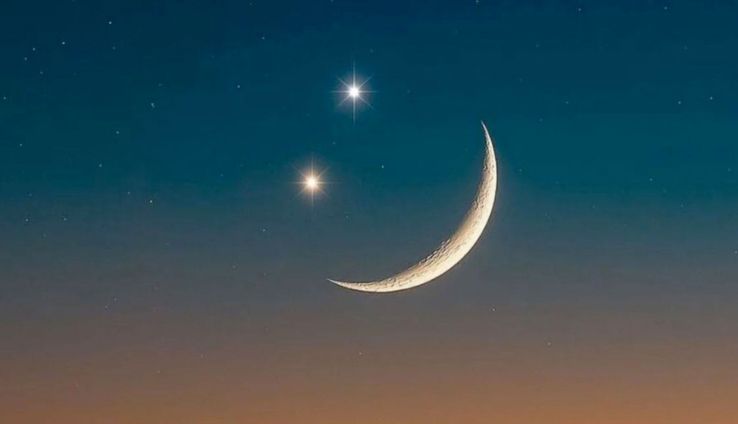 Luna sonriente en el cielo