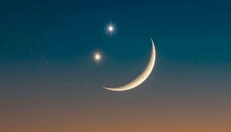 Luna sonriente en el cielo