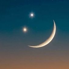 Luna sonriente en el cielo